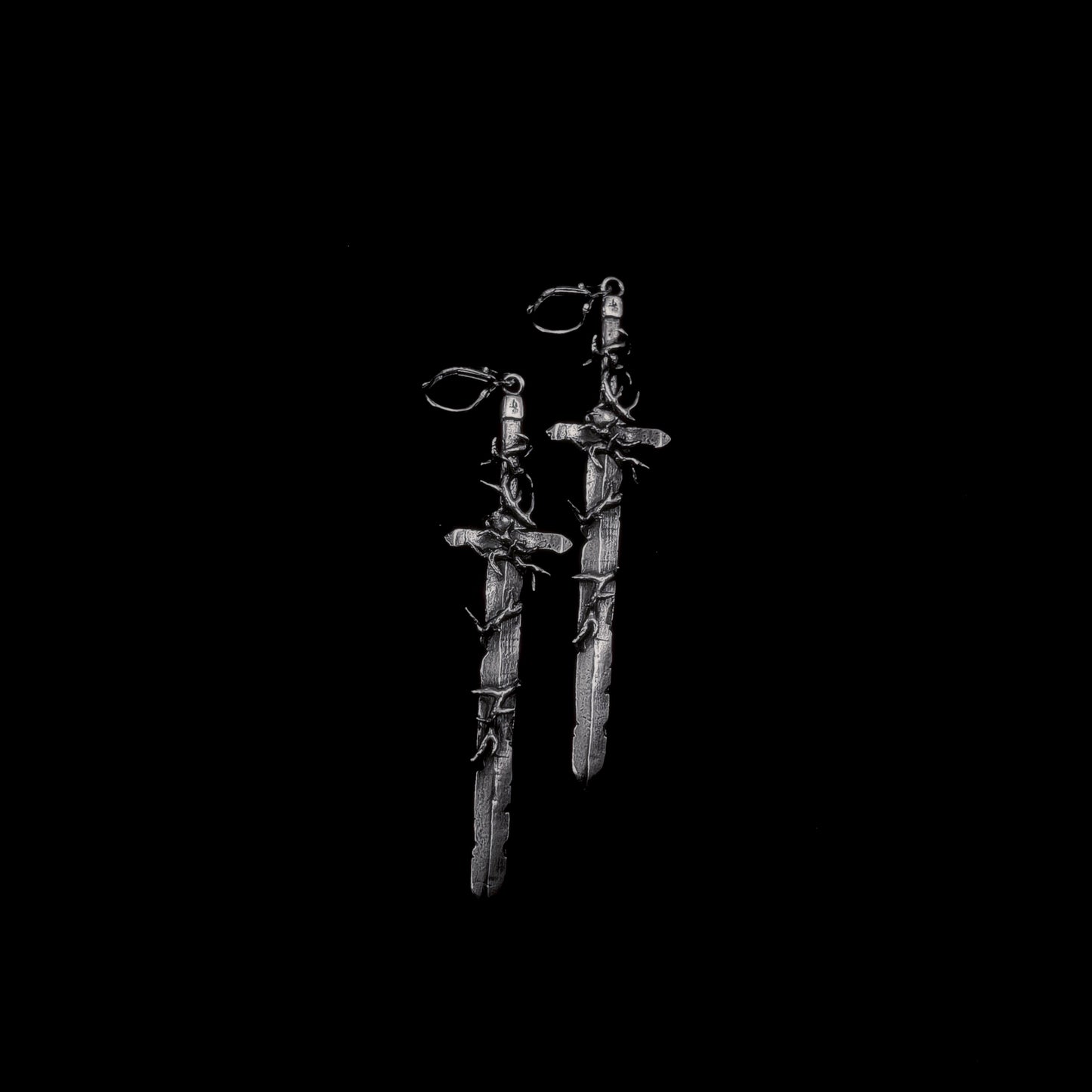 𝔅𝔩𝔬𝔬𝔡𝔩𝔲𝔰𝔱 𝔰𝔴𝔬𝔯𝔡 𝔢𝔞𝔯𝔯𝔦𝔫𝔤𝔰